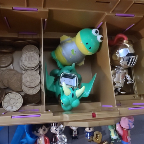 Ryan's World Large Mega Treasure Chest With Keys, Coins Figures, Swords ++++ - Picture 7 of 10